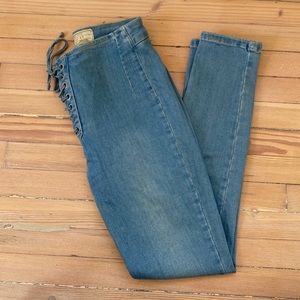 Free People - tie light wash jeans / size 27